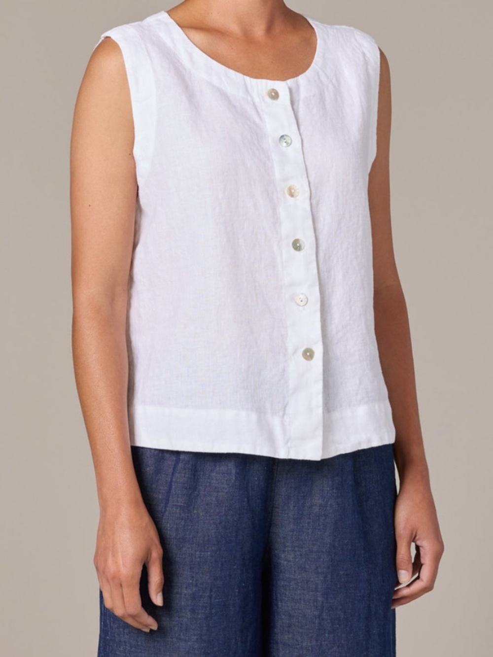 Final Touch Women White Button-Front Sleeveless Top Small